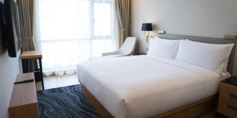 small-hotel-bedroom-with-white-walls-panoramic-window_1280_854