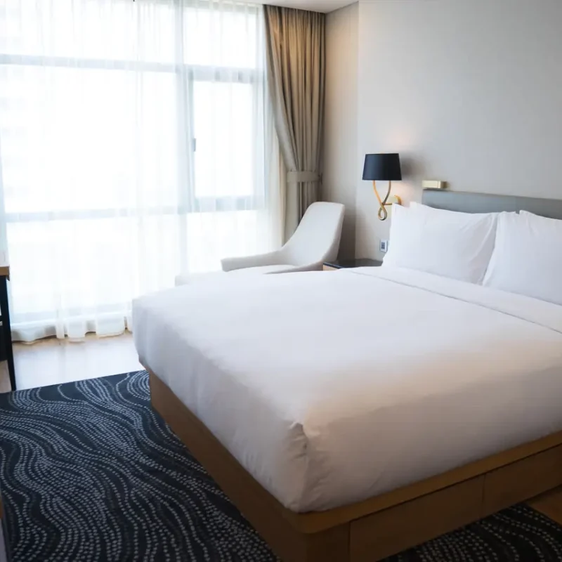 small-hotel-bedroom-with-white-walls-panoramic-window_1280_854
