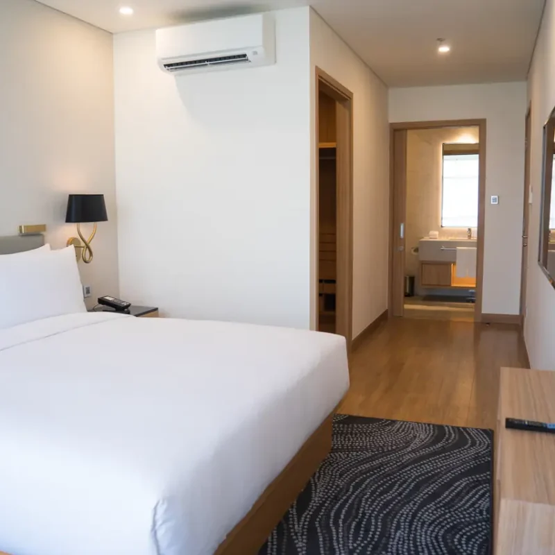 small-hotel-room-interior-with-double-bed-bathroom_1280_854